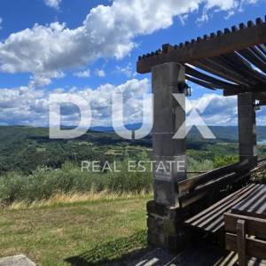 ISTRA, MOTOVUN - Veliko imanje od 170.000 m2, najljepši pogled u Istri - jezero Butoniga, Učka, Ćićarija, Motovun i Motovunska tartufarska šuma!