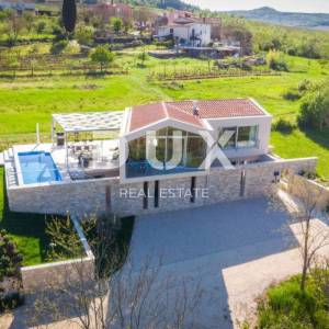 ISTRA, MOTOVUN - Vila posebne arhitekture s prekrasnim pogledom!