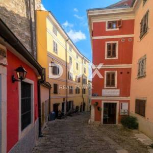 ISTRA, MOTOVUN - Višekatnica u centru Motovuna