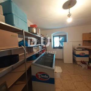 ISTRA, MOTOVUN - Višekatnica u centru Motovuna