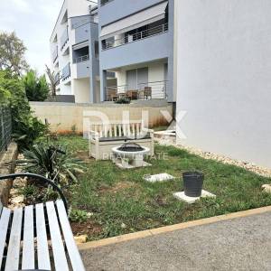 ISTRA, NOVA VERUDA - 2SS+DB moderan stan s privatnim dvorištem i parkingom