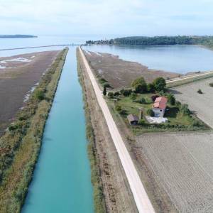 ISTRA, NOVIGRAD, GRANDINI - kuća za adaptaciju u blizini plaže!