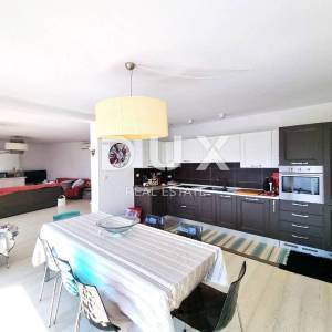 ISTRA, NOVIGRAD - Luksuzan 3S+DB stan s prekrasnim pogledom na more 118m2