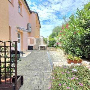 ISTRA, NOVIGRAD - Obiteljska i privatna kuća u nizu nadomak plaža i centra grada