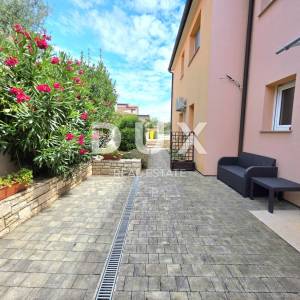 ISTRA, NOVIGRAD - Obiteljska i privatna kuća u nizu nadomak plaža i centra grada