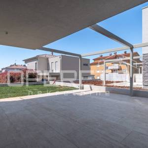Istra, Novigrad okolica-četverosobni stan u prizemlju s vrtom