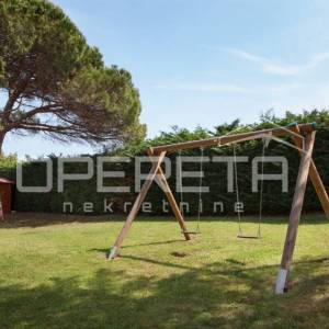 ISTRA, NOVIGRAD (OKOLICA) - Samostojeća kuća 100 metara od mora s dva stana