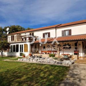 ISTRA, NOVIGRAD - Prostrana kuća u blizini mora