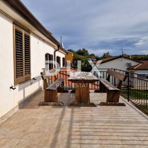ISTRA, NOVIGRAD - Prostrana kuća u blizini mora
