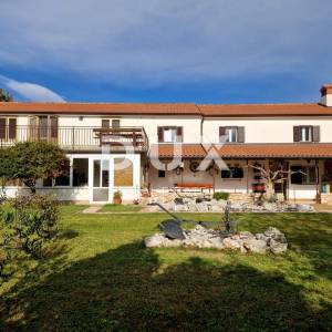 ISTRA, NOVIGRAD - Prostrana kuća u blizini mora