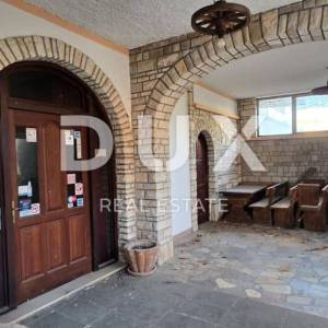 ISTRA, NOVIGRAD - Restoran sa stambenom jedinicom, 550 m od prve plaže, pogled na more