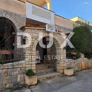 ISTRA, NOVIGRAD - Restoran sa stambenom jedinicom, 550 m od prve plaže, pogled na more
