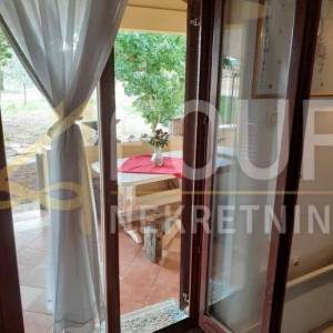 Istra, Novigrad, stan 47.80m2, 2s+db + podrum i okućnica