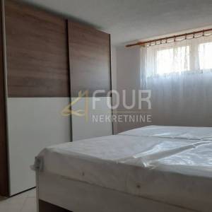 Istra, Novigrad, stan 47.80m2, 2s+db + podrum i okućnica