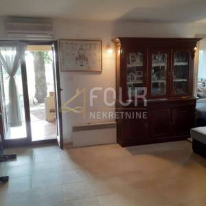 Istra, Novigrad, stan 47.80m2, 2s+db + podrum i okućnica