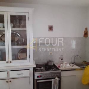 Istra, Novigrad, stan 47.80m2, 2s+db + podrum i okućnica