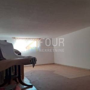 Istra, Novigrad, stan 47.80m2, 2s+db + podrum i okućnica