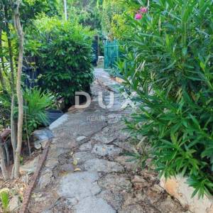 ISTRA, NOVIGRAD - Stan s vrtom u blizini mora