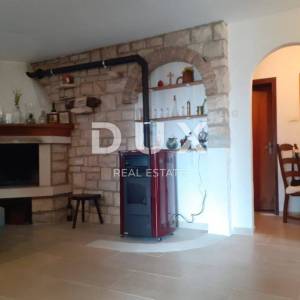 ISTRA, NOVIGRAD Visoka prizemnica s dva stana i okućnicom!