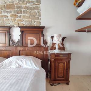 ISTRA, OPRTALJ - Autohtona kamena ljepotica s 3 apartmana