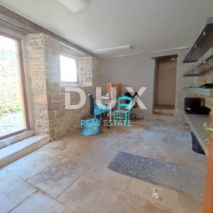 ISTRA, OPRTALJ - Autohtona kamena ljepotica s 3 apartmana