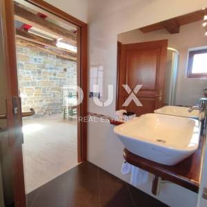 ISTRA, OPRTALJ - Autohtona kamena ljepotica s 3 apartmana