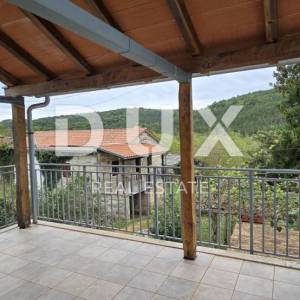 ISTRA, OPRTALJ - Imanje od dvije kuće s pripadajućom okućnicom na ugodnoj lokaciji, prilika!