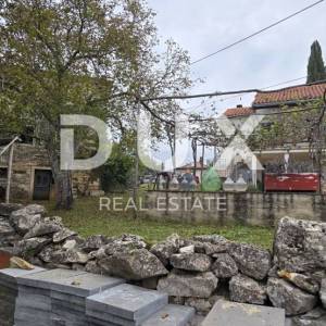 ISTRA, OPRTALJ - Imanje od dvije kuće s pripadajućom okućnicom na ugodnoj lokaciji, prilika!