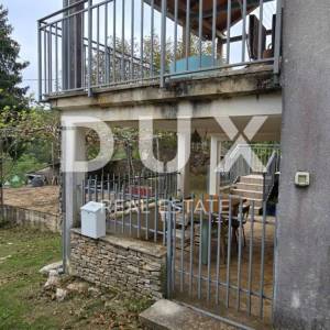 ISTRA, OPRTALJ - Imanje od dvije kuće s pripadajućom okućnicom na ugodnoj lokaciji, prilika!