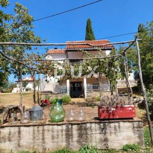 ISTRA, OPRTALJ - Imanje od dvije kuće s pripadajućom okućnicom na ugodnoj lokaciji, prilika!