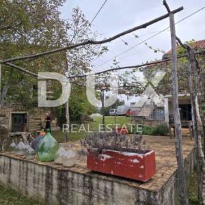 ISTRA, OPRTALJ - Imanje od dvije kuće s pripadajućom okućnicom na ugodnoj lokaciji, prilika!