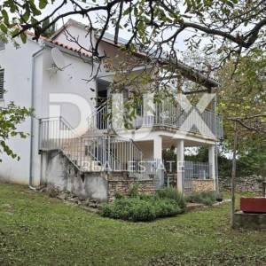 ISTRA, OPRTALJ - Imanje od dvije kuće s pripadajućom okućnicom na ugodnoj lokaciji, prilika!
