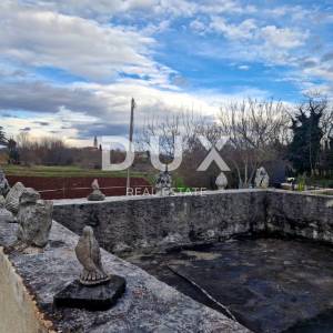 ISTRA, OPRTALJ - Kamena kuća s prostranom okućnicom