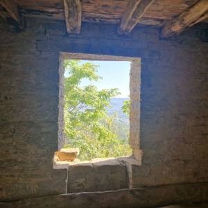 ISTRA, OPRTALJ - Kamena starina s panoramskim pogledom na zelenilo