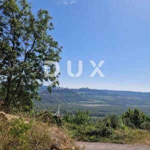 ISTRA, OPRTALJ - Kamena starina s panoramskim pogledom na zelenilo