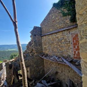 ISTRA, OPRTALJ - Kamena starina s panoramskim pogledom na zelenilo