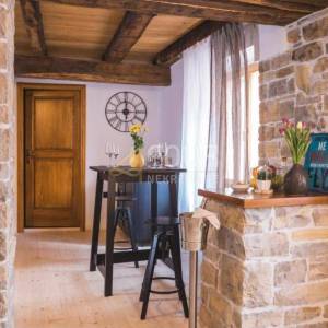 Istra, Oprtalj, šarmantna kamena vila, 3 apartmana