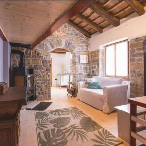 Istra, Oprtalj, šarmantna kamena vila, 3 apartmana