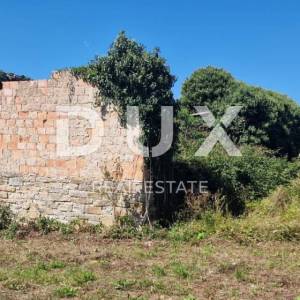 ISTRA, OPRTALJ - Veliko građevinsko zemljište s kamenom ruševinom i pogledom
