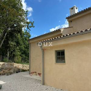  ISTRA, PAZIN Čarobna mediteranska vila s pogledom na prirodu- novogradnja! Jedinstven stil!