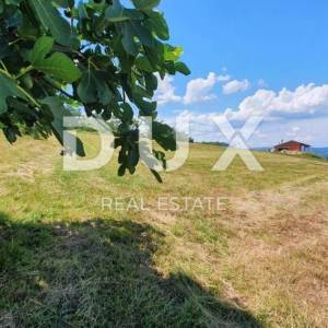 ISTRA, PAZIN - Građevinsko zemljište 1576 m2 s pogledom na jezero i prirodu