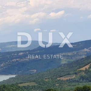 ISTRA, PAZIN - Građevinsko zemljište 1576 m2 s pogledom na jezero i prirodu