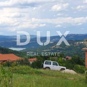 ISTRA, PAZIN - Građevinsko zemljište 1576 m2 s pogledom na jezero i prirodu