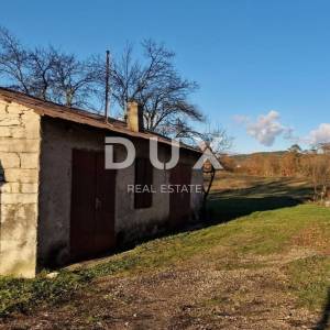 ISTRA, PAZIN - Kombinacija građevinskog, poljoprivrednog i zemljišta sportske namjene s kućom i pano pogledom