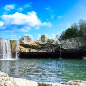 ISTRA, PAZIN - Obiteljska kuća u prirodi s prekrasno uređenom okućnicom, pogled na zelenilo