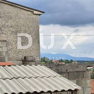 ISTRA, PAZIN, OKOLICA - Samostojeći objekt za adaptaciju s pogledom na Učku