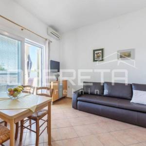 Istra, Peroj, apartmanska kuća na odličnoj lokaciji u blizini mora