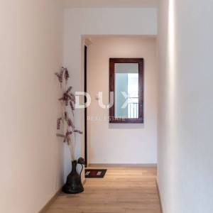 ISTRA, PEROJ - Atraktivna apartmanska kuća s bazenom i pogledom na more!
