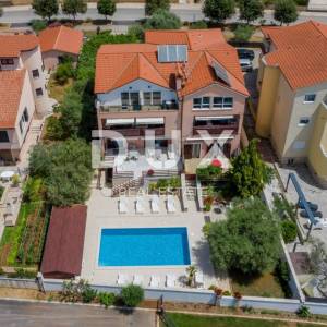 ISTRA, PEROJ - Atraktivna apartmanska kuća s bazenom i pogledom na more!