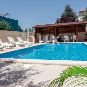 ISTRA, PEROJ - Atraktivna apartmanska kuća s bazenom i pogledom na more!